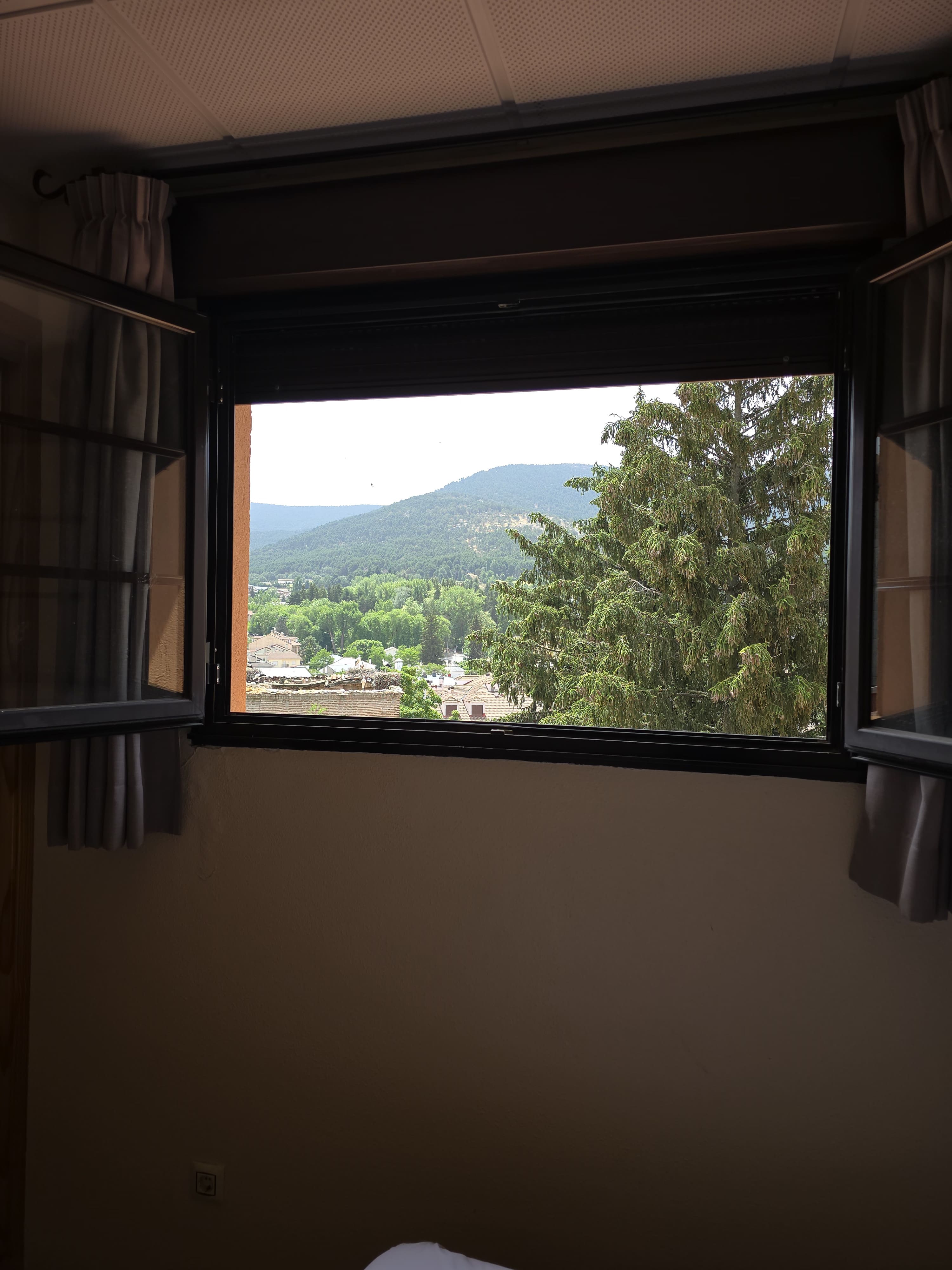 Habitación doble económica con vistas a la sierra en Hostal La Cigüeña, El Espinar